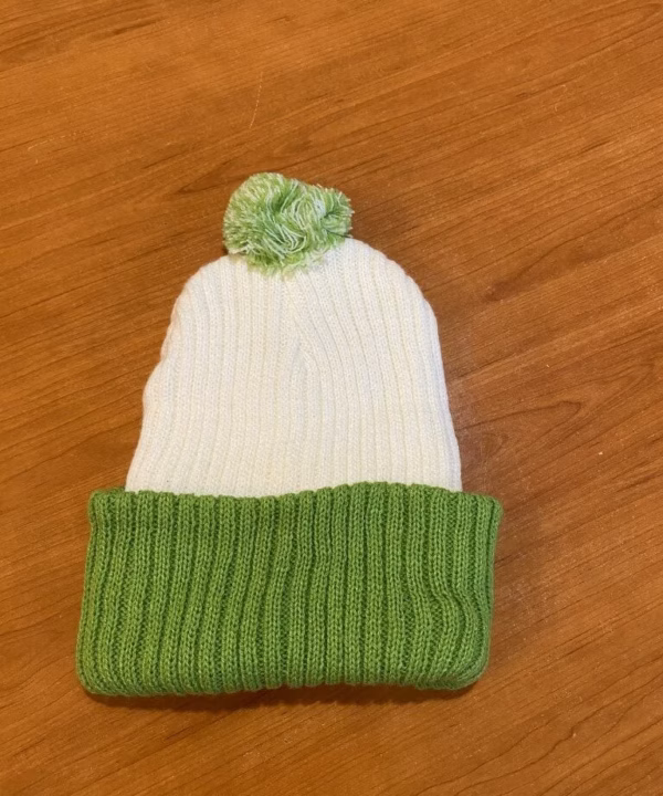 Bijelo zelena zimska kapa s pomponom