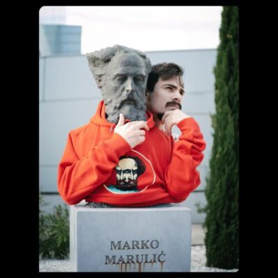 Marulić 500 – crveni hoodie - Slika 2