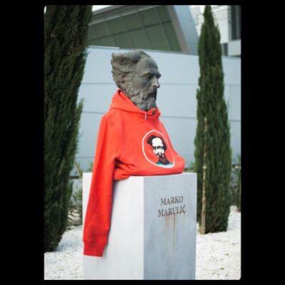 Marulić 500 – crveni hoodie - Slika 4